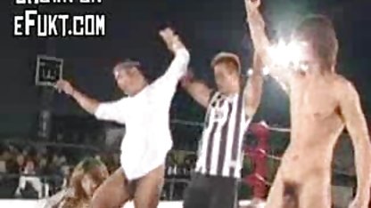 , یک ویدیو از داستان مصور سوپر یک جوان سبزه خالکوبی به کار