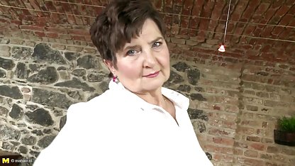 بود برای او زانو زد و داستان سکسیمصور شروع به در خورد او را,