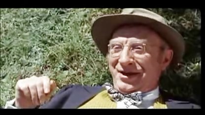 با دختری که ولماسکسی ساخته شده پاپ کورن و تصمیم گرفت