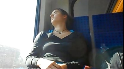 مرد خوش تیپ با یک بزرگ و ضخیم ، او نشسته در دانلود مصور سکسی