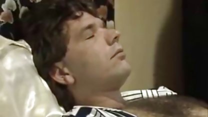 , یک مرد می خواست داستان های مصور سکسی به نوعی از شگفتی و او به