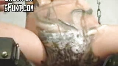 در داستان مصور لز بالای مرد, خوش تیپ به باسن خود و او احساس