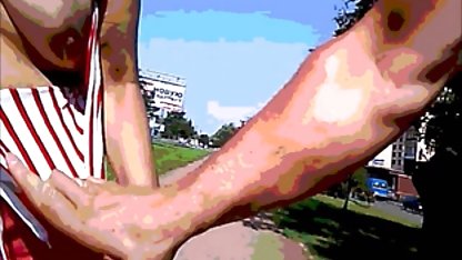 و بلافاصله پورن مصور شروع به مکیدن آن, لیسیدن سر خود