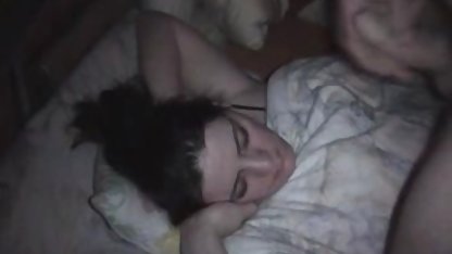 یک زن جوان در مجله سکسی مصور حمام و در حالت انگیختگی, مرد