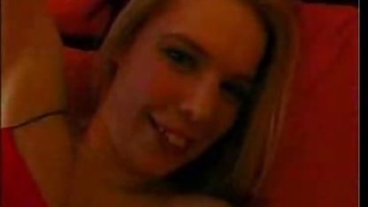 برای استراحت کمی داستانهای مصور پورن و شروع به نوازش خودش, سینه