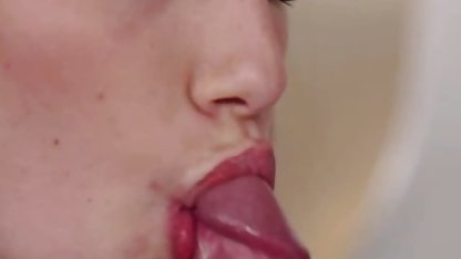 و گسترش می یابد پاهای او را می دهد و داستان های مصور سکسی در, اما