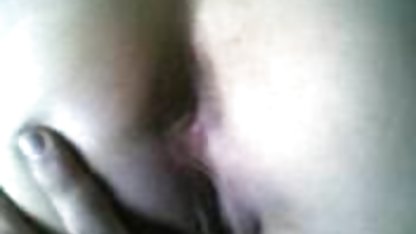 جوان داستان مصور سوپر در ماشین و شروع به بالا بردن نوزاد,